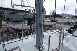 Место для работы с грота-фалами. Видно ограждение, фаловую и шкотовую лебедки, ликпаз под трисель