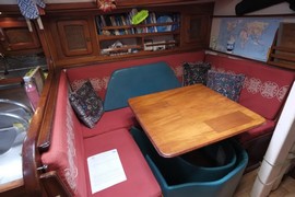 Столик-трансформер в кают-компании.