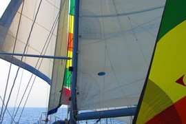 Под шестью парусами!